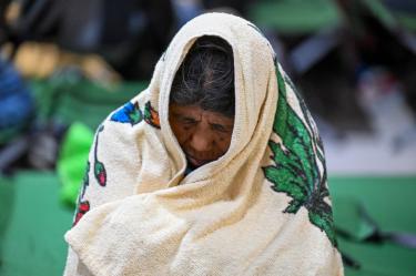 Una mujer descansa en un refugio tras evacuar su aldea luego de la erupción del volcán Fuego en Alotenango, Guatemala.