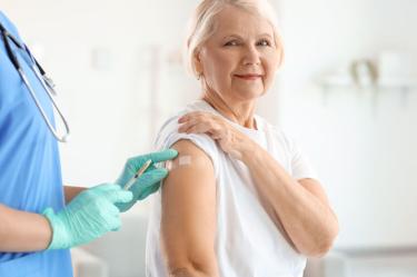 Vacunas y cuidados para abuelos que cuidan nietos