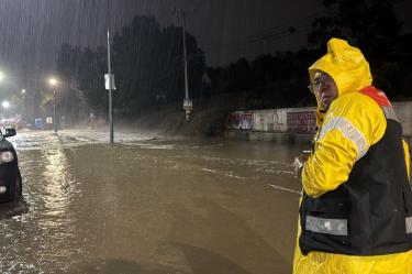 Coladeras bloqueadas e inundaciones recurrentes asfixian el transporte público y comercial en Azcapotzalco