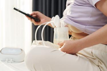 ¿Cómo guardar la leche materna en el trabajo sin que se eche a perder?