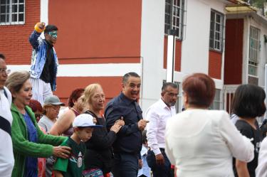 La intervención incluyó 500 nuevas luminarias, seis murales artísticos, bacheo y mantenimiento de áreas verdes, buscando devolver la dignidad y seguridad a los habitantes tras años de abandono en la unidad.