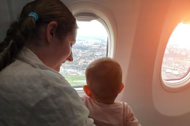 Consejos y requisitos para viajar en avion con bebes y ninos