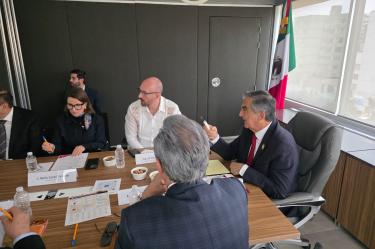 Américo Villarreal acordó con CANACAR y CONCAMIN agilizar el transporte de carga y reforzar la seguridad en Tamaulipas para potenciar el comercio exterior.