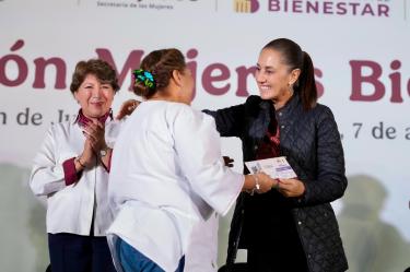 La presidenta Claudia Sheinbaum entregó tarjetas de la Pensión Mujeres Bienestar en Naucalpan y anunció obras de bacheo e infraestructura en el Edomex.