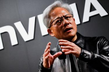 CEO de Nvidia dice que electricistas, plomeros y albañiles podrían ganar más por la IA.