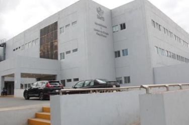 Mediante una fasciotomía de urgencia y el uso innovador de clavos de Kirschner, los médicos lograron el cierre progresivo de la Herida en 72 horas, previniendo la amputación y necrosis del tejido.