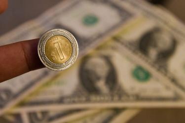 Peso mexicano avanza frente al dólar; disminuye aversión al riesgo