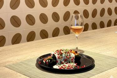 a propuesta gastronómica de Camino Real busca preservar las raíces mexicanas y complementa el emblemático platillo con un maridaje de vino espumoso .