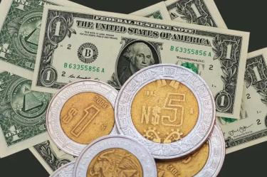 ¿Qué está fortaleciendo al peso mexicano frente al dólar? Toca su nivel más bajo en 2 años.