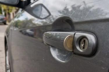 Robo auto con moneda