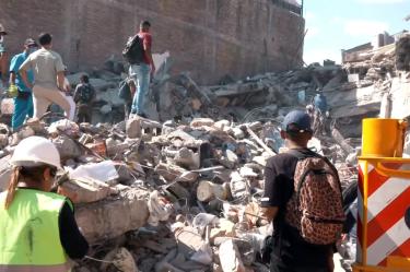El puño arriba y silencio total, un solo ruido puede salvar una vida bajo los escombros