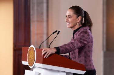 La presidenta de México, Claudia Sheinbaum, insistió en que la regulación del uso de los teléfonos celulares en los planteles de educación pública no será una decisión unilateral del gobierno sino una discusión nacional.