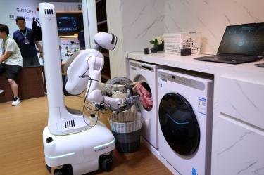 De la fábrica al hogar: China presenta robots humanoides que trabajan y ayudan en casa.