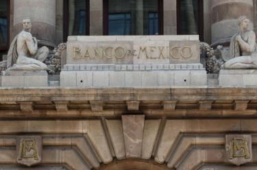 Minutas de Banxico: Las razones detrás de la pausa monetaria y los riesgos en Oriente Medio
