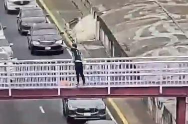 Hombre intentaba arrojarse de puente