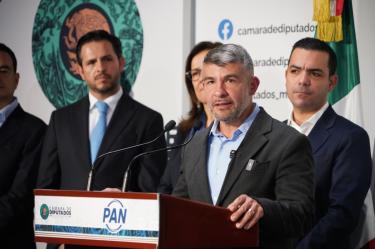 La iniciativa plantea destinar el 6% de la Recaudación Federal Participable, alrededor de 320 mil millones de pesos, para atender a más de 200 mil escuelas de educación básica en el país.