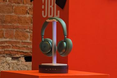 JBL renueva familia de audífonos inalámbricos; modelos de sonido abierto