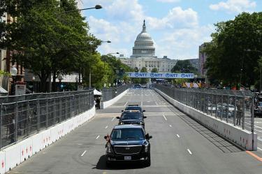 Donald Trump girando con La Bestia en el circuito de Washington