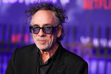Tim Burton construyó un universo cinematográfico único con personajes excéntricos y una imaginación que marcó a generaciones.