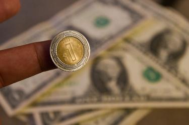Superpeso frena su avance frente al dólar; inversionistas ajustan sus expectativas.