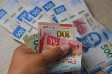 ¿Cómo identificar un billete falso? Banxico explica qué debes revisar.
