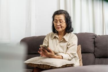 Existen diferentes opciones de celulares fáciles de usar para adultos mayores.