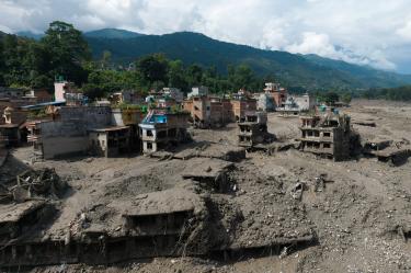 Una riada en Nepal arrasó comunidades en Rasuwa, dejando 95 muertos y más de 380 desaparecidos, mientras equipos de rescate trabajan en la zona
