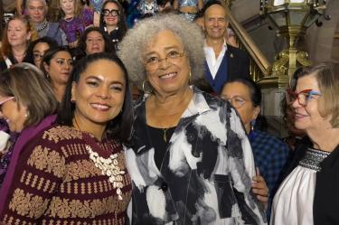 Durante el homenaje a Angela Davis, Beatriz Mojica advirtió que el racismo y el clasismo siguen limitando las oportunidades laborales y sociales en México, por lo que urgió a profundizar las luchas antirracistas y feministas.