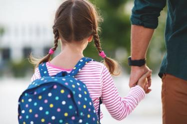 Regreso a clases de mano de papá.