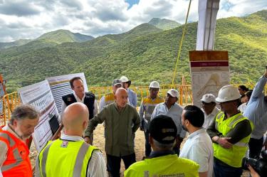 Supervisa titular de la SICT avances del puente “El tornillo” en Oaxaca