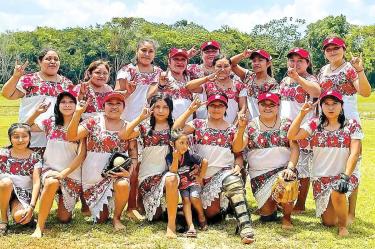 Equipo de softbol inspirador: Rompen el machismo, descalzas y en huipil