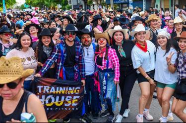 Sombreros, pañoletas y atuendos vaqueros llenaron las calles de Culiacán