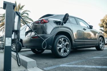 Sólo 3% de los autos vendidos en México son eléctricos: falta de cargadores frena su avance.