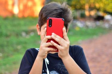 Celulares en las escuelas_deben prohibirse o regular su uso en los niños