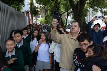 El alcalde de Benito Juárez, Luis Mendoza, asistió a la Secundaria Diurna 38 para dar la bienvenida a las y los estudiantes.