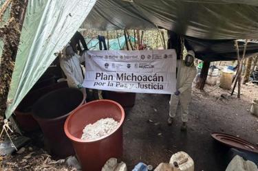 Elementos del Ejército Mexicano y de la Guardia Nacional inhabilitan laboratorio clandestino en Zitácuaro, Michoacán