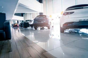 Autos chinos pierden terreno: ventas a crédito caen 12.6%; aranceles aún no impactan precios.