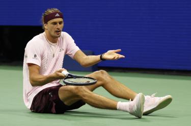 Alexander Zverev salvó un par de puntos para partido durante su presentación en el US Open, que se extendió hasta la madrugada.
