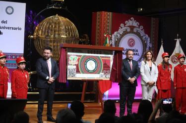 Develación del billete conmemorativo con motivo del 22º Aniversario de la UIF. Participaron en el evento la Directora general de Lotería Nacional, Olivia Salomón; el titular de la UIF, Omar Reyes Colmenares; y Eddu Vera, jefe de la Oficina del Secretario de Hacienda.