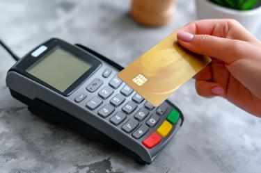Aceptar pagos con tarjeta sale caro: Concanaco pide reducir costos a pequeños comercios.