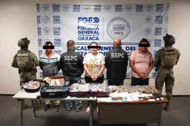 Personal de Marina y SSPC resguarda a tres personas detenidas durante cateos en Oaxaca, junto a objetos y sustancias aseguradas.