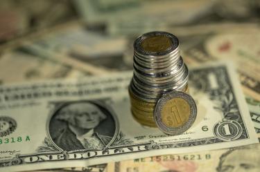 Dólar sigue cotizando debajo de los 17 pesos; observan señales de desinflación en EU