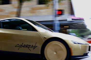 Cybercab sale a las calles: Tesla despliega su vehículo sin volante ni conductor en Austin