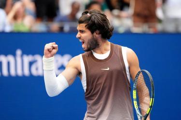Carlos Alcaraz en Flushing Meadows celebrando su boleto a los Octavos de Final dentro del US Open 2026.