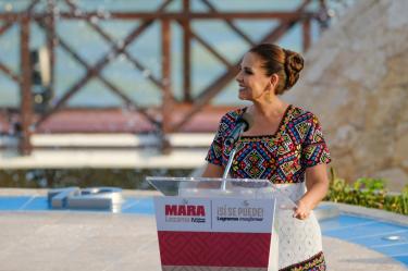 La gobernadora aseguró que más de 200 mil personas salieron de la pobreza, destacó una reducción superior al 60% en homicidios dolosos y afirmó que su administración consolidará hospitales, vivienda, movilidad e infraestructura con respaldo del Gobierno federal.La gobernadora Mara Lezama rindió su Cuarto Informe de Gobierno en la Fuente del Pescador, en Chetumal
