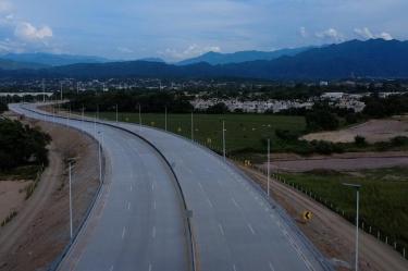La obra contempla dos kilómetros de longitud total —divididos en 800 metros de estructura y mil 220 metros de accesos
