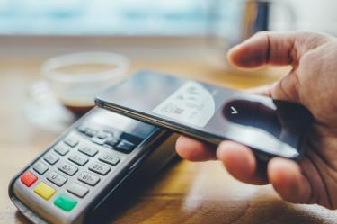 Bancos impulsan el uso de pagos digitales para reducir costos a comercios.