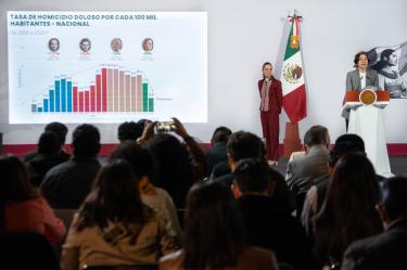 Claudia Sheinbaum y Marcela Figueroa durante una conferencia de prensa.