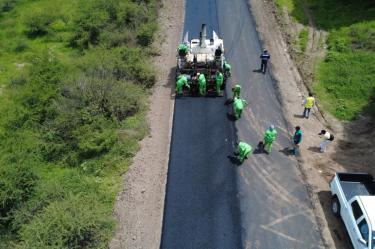 Los trabajos de la SICT abarcan obras de ampliación, pavimentación y reconstrucción en ocho estados, conectando a municipios de difícil acceso en Oaxaca, Puebla y Guerrero.