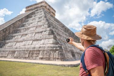 México busca cobrar 35% más a turistas internacionales.